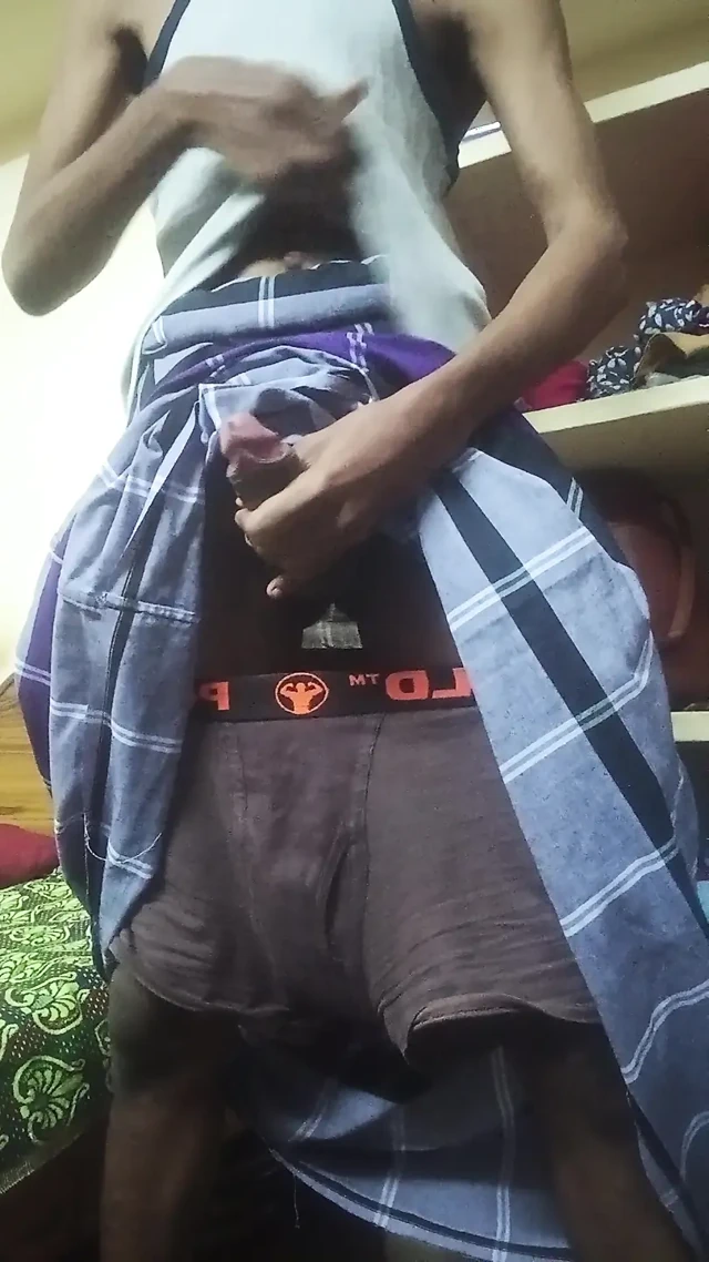 Desi lungi genç oğlan evde döllemeli boşalma!