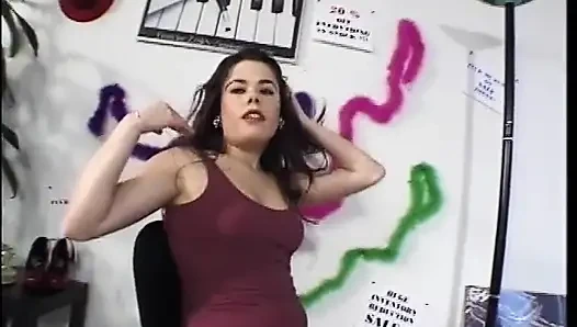 Güzel esmer ofiste vahşi seks yapıyor ve sonra yüzüne boşalıyor