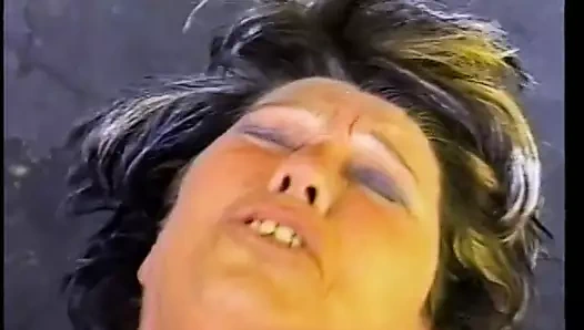 Yaşlı bir kadının fındıklarını almasını ve herkesin içinde sikini emmesini izle