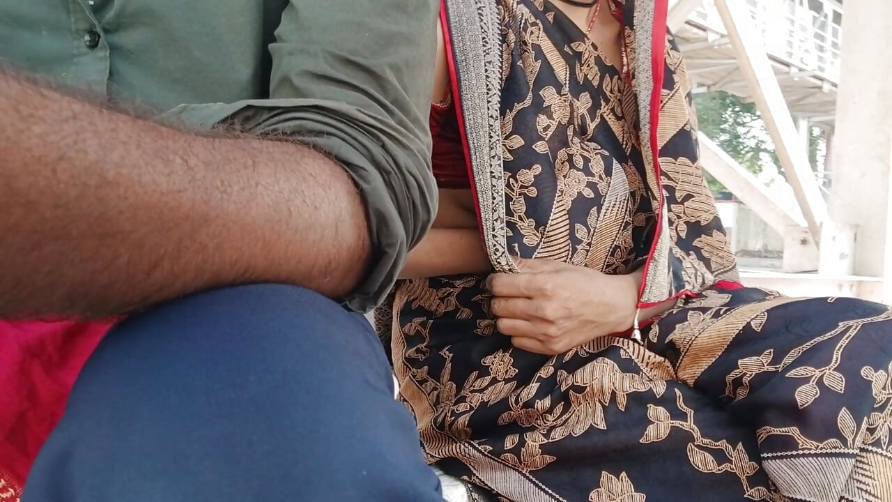 railway station par bhabhi ko sex chda