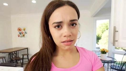 Üvey baba üvey kızının erkek arkadaşıyla seks yapmak için baştan çıkarılmamak için önünde mastürbasyon yapmak istiyor