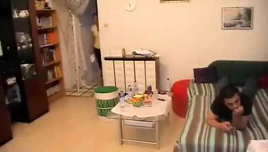 Kirli ayaklar yatakta yalıyor