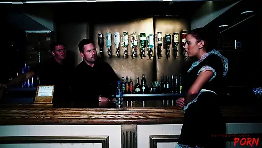 Jessica Martinez başka bir hizmetçi izlerken sikiliyor