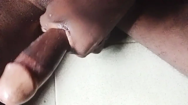 Büyük zenci boşalıyor