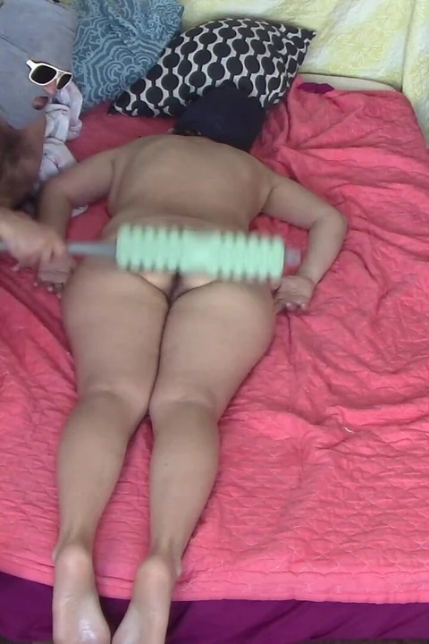 Ateşli bir çiftin vücuda yağ ile şehvetli masajı.