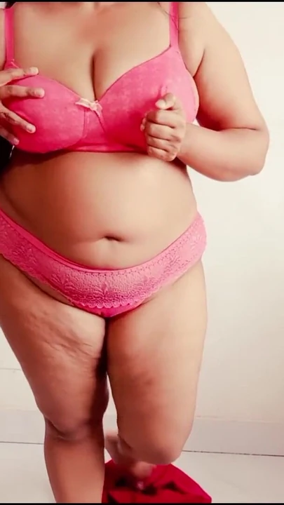 Незабываемый момент из "Возбужденная индийка Арья мастурбирует себя".