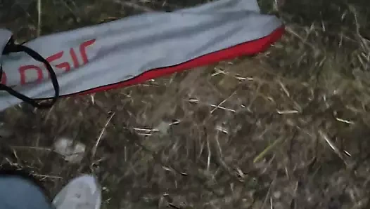 Sıska genç ile açık havada seks ve ben onu eve uyumak için alıyorum