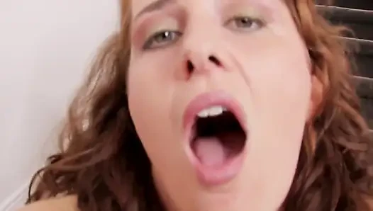 sahne-3_busty iç çamaşırlı sarışın orta yaşlı seksi kadın seksi amcıklar yeni seks oyuncağıyla mastürbasyon yapıyor