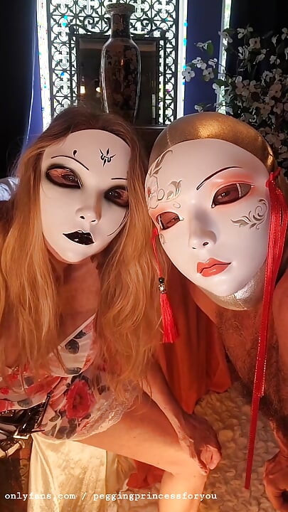 Mrhankerystoys'tan carmen koşumlu, uzaylı takma yarakla sikişmeden önce Mareslut'un tatlı götünü parmaklıyor