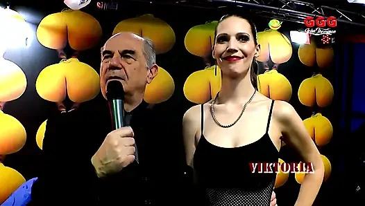 Ggg John Thompson Ficktoria'ya gösteriyor