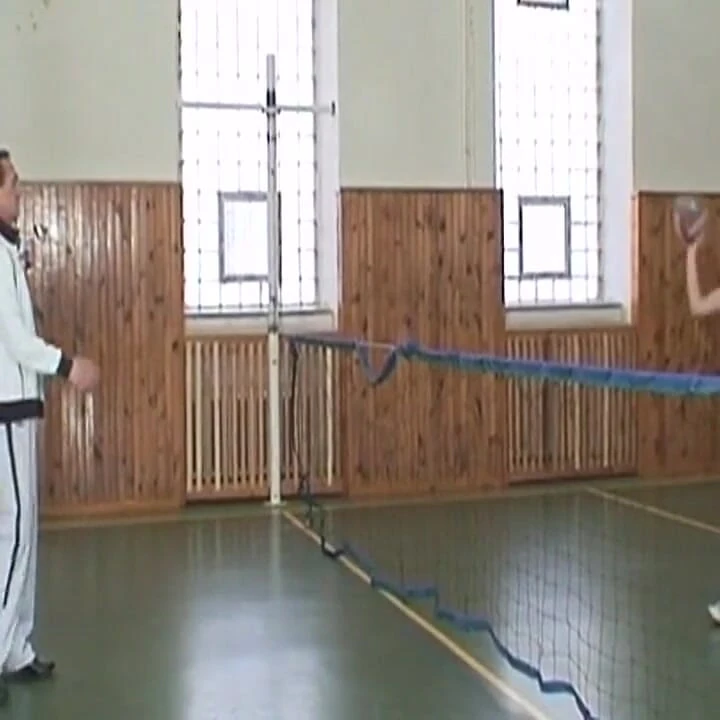Olgun koç spor salonunda sıska bebeğin damlayan amını parmaklıyor ve yalıyor