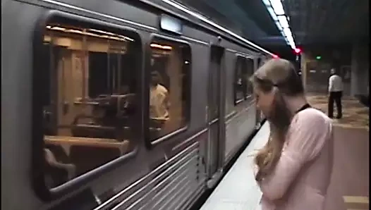 Yaramaz küçük erkek delisi ciddi sorunlarla karşı karşıya kaldı ve onu hapisten çıkarmak için saman dilenen bir yabancıya sarılmak zorunda kaldı