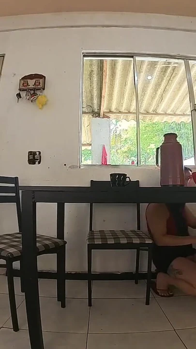 Evli kadın sadakatsiz arkadaşını kocasına oral seks yaparken yakaladı! Onlara katılacak mı? | Klip 1