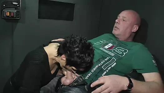 Almanlar lanet süre izlerken bir porno