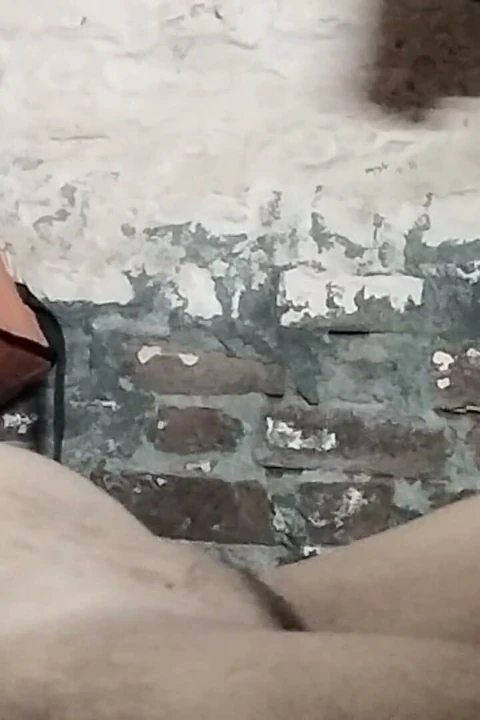 Üvey kız kardeşinin odasına girdi ve onu sikti