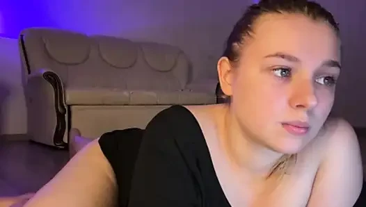 Büyük memeli jucielussie ıslak amcığını parmaklıyor