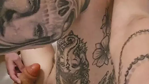 Güzel ve ateşli bir banyo Emy Angel