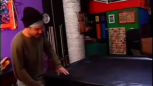 Şişman götlü siyah güzellik aygırın sikini emiyor ve sonra bilardo masasında sikiliyor