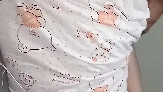 Utangaç kız bacaklarını açıyor