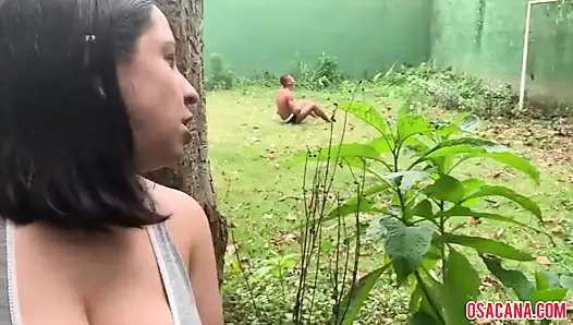 Atletik genç adam yaramaz genç kızla sikişiyor