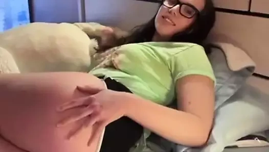 Sevimli genç kız sıkı amcığını genişletiyor