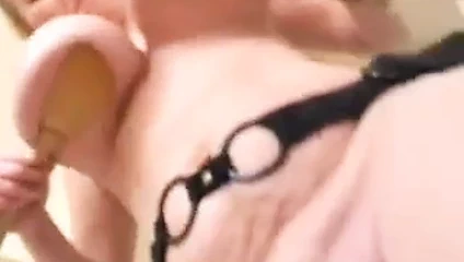 Boobsy olgun bayan mutfakta ve duşta oynuyor