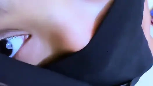 Arap güzel ateşli kolaj kız pansiyonda mastürbasyon yapıyor ve fışkırtarak orgazm oluyor!