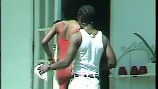 Azgın cuttie zevk içinde inliyor gibi onu ıslak amcık çarptım sert tarafından büyük bir direk