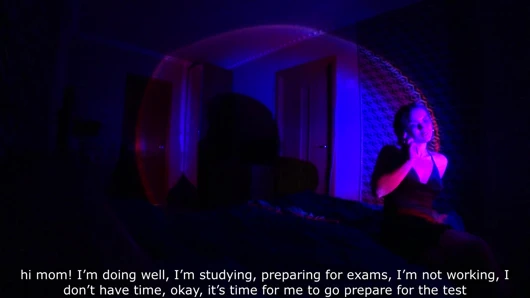 Öğrenci masöz müşterisini beklerken annesiyle telefonda konuşuyor