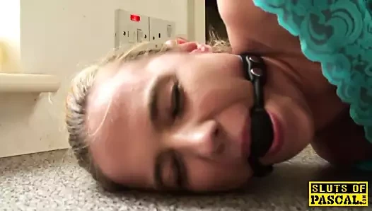 Throatfucked Birleşik Krallık sürtük doggystyled tarafından maledom