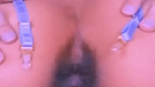 Sekreter üvey oğlunu kapıda karşılıyor ve ona biniyor