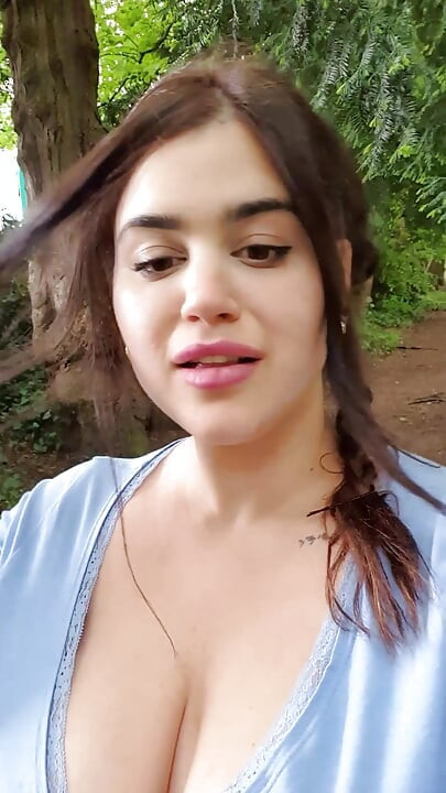 Teşhirci orta yaşlı seksi kadın herkesin içinde çıplaklık yapıyor - yabancıyı büyük göğüslerine dokunmaya davet ediyor