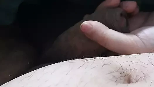 Üvey anne üvey oğlunun battaniyenin altında yarakla mastürbasyon yapıyor