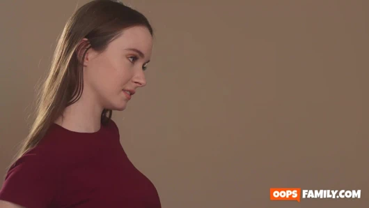 Büyük memeli esmer Hazel Moore aptal sürtük hatası için üvey erkek kardeşinin sert yarağıyla sert bir derin sikişle cezalandırılıyor