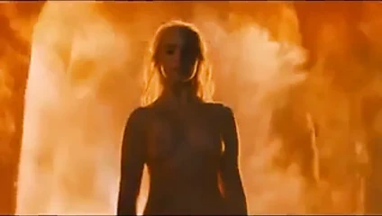 Emilia Clarke göğüsleri