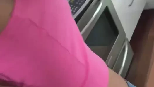 üvey oğlu eğilir adım anne üzerinde onun hediye vermek