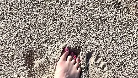 16 feet boyutunu plajda kum baskılarıyla karşılaştırıyor