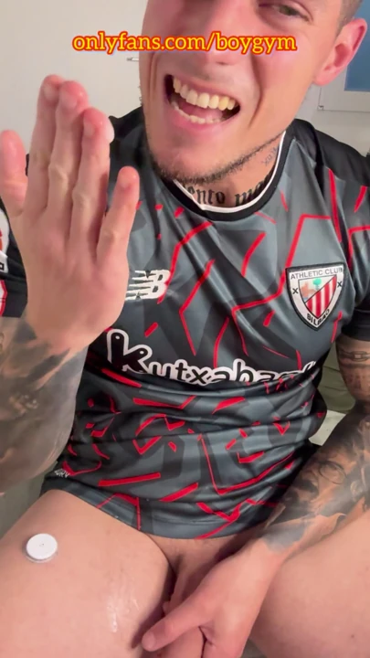 Büyük yarağım boşalıyor! Futbolcu solo video