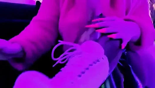 Rauchendes puppe in pelz und latex