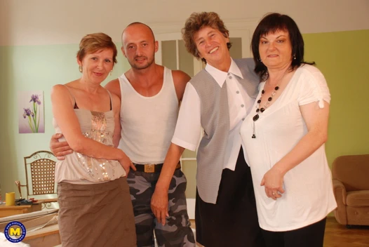 Büyükanneler güçlü çocuktan sert seks alır