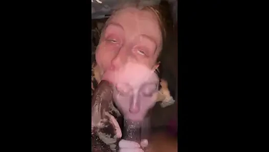 Mariecream sıkı şortu ham olarak parçalıyor