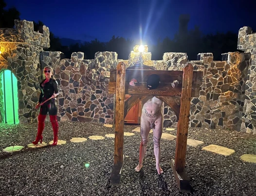 Geceleyin cehennem gibi sopayla dayak yiyor - gotik kölelik