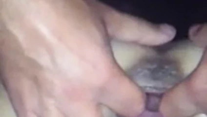 Ağzı açık onu kedi ve geniş açık tüneli kontrol