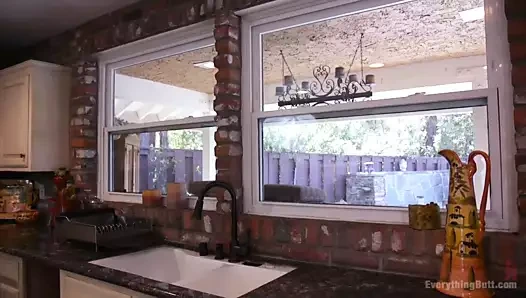 Tesisatçı biraz boru döşer