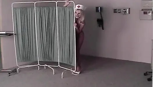 Hemşire Brittany Andrews'un ıslak amcığını kontrole ihtiyacı var!