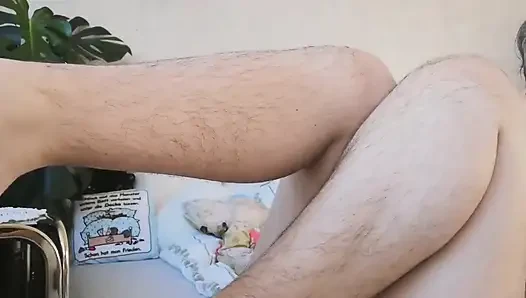 Gerçek doğal kıllı kadın bacaklarını gösteriyor
