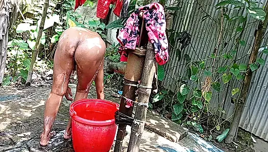 Köy üvey kız kardeşimi dışarıda banyo yaparken siktim.