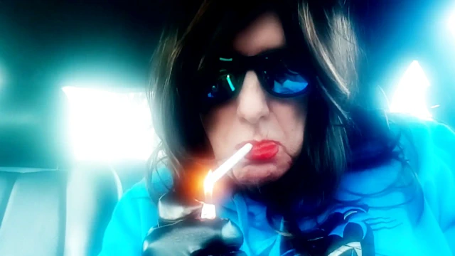 BAYAN ROMAN SIGARA IÇERKEN DILDOYLA YARAĞıNı OKŞUYOR VS120S