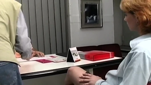Azgın orta yaşlı seksi kadının kıllı amcığı esnetiliyor ve zonklayan yarakla dolu