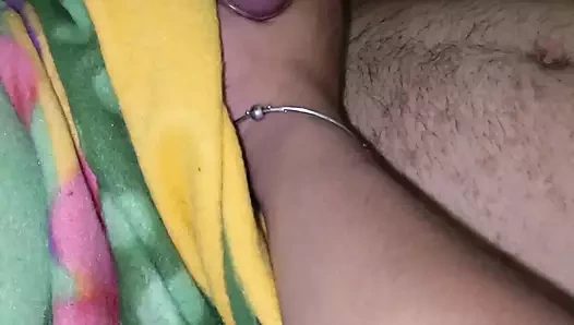 Nisha evde kimse yokken üvey erkek kardeşini baştan çıkarıyor ...